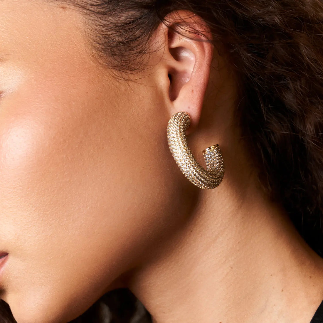 Lili Claspe Sloane Hoops in Gold