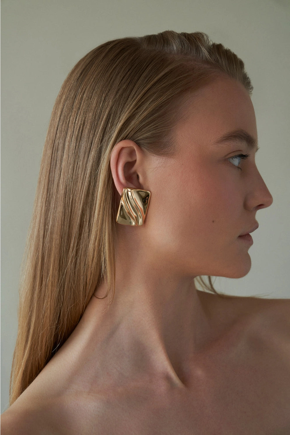Lili Claspe Gold Adva Clip on Earrings